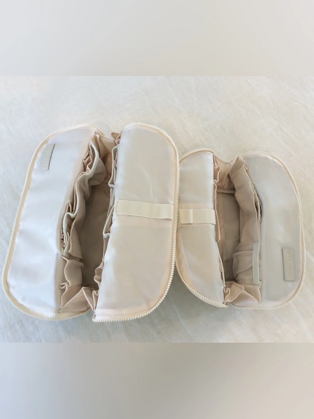 Standing Foldable Cosmetic Makeup Tioletry Travel Bag Set in Cream - Brand New!